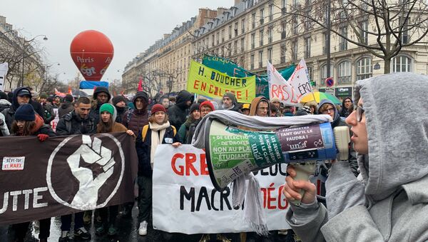 Manifestation à Paris contre la réforme des retraites, place de la Nation, 12 décembre 2019 - Sputnik Afrique