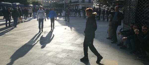 Manifestation contre la tenue de l’élection présidentielle, Alger, 12 décembre 2019 Manifestation contre la tenue de l’élection présidentielle, Alger, 12 décembre 2019 - Sputnik Afrique