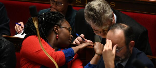 Le Premier ministre Édouard Philippe, le haut-commissaire aux retraites Jean-Paul Delevoye et la porte-parole du gouvernement Sibeth NDiaye. Le Premier ministre Édouard Philippe, le haut-commissaire aux retraites Jean-Paul Delevoye et la porte-parole du gouvernement Sibeth NDiaye. - Sputnik Afrique