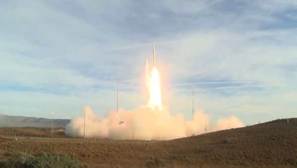 le test d'un nouveau missile balistique non nucléaire de portée moyenne à la base aérienne de Vandenberg, en Californie - Sputnik Afrique