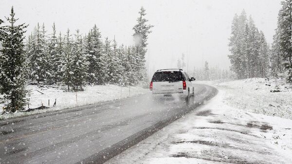 Une voiture dans une tempête de neige - Sputnik Afrique