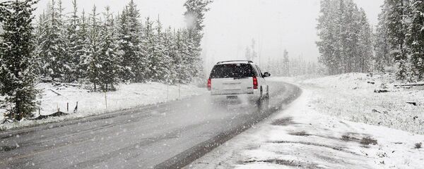 Une voiture dans une tempête de neige - Sputnik Afrique