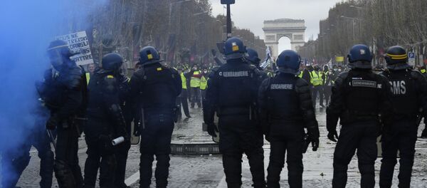 Les forces de l’ordres face à des Gilets jaunes sur les Champs-Élysées le 24 novembre 2018 - Sputnik Afrique