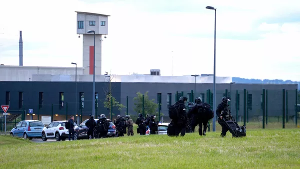 Des policiers du RAID arrivent au centre pénitentiaire d'Alençon, à Condé-sur-Sarthe. - Sputnik Afrique