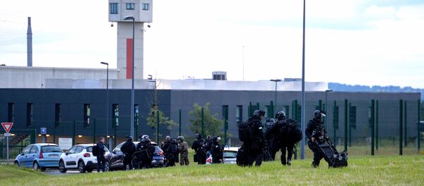 Des policiers du RAID arrivent au centre pénitentiaire d'Alençon, à Condé-sur-Sarthe. - Sputnik Afrique