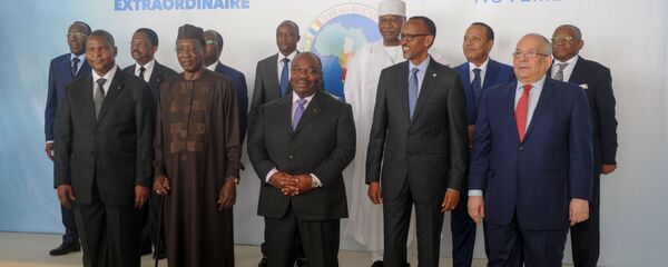 Les chefs d'État de la CEEAC et d'autres officiels posent lors du 8e sommet extraordinaire du 30 novembre 2016 à Libreville. Les chefs d'État de la CEEAC et d'autres officiels posent lors du 8e sommet extraordinaire du 30 novembre 2016 à Libreville. - Sputnik Afrique