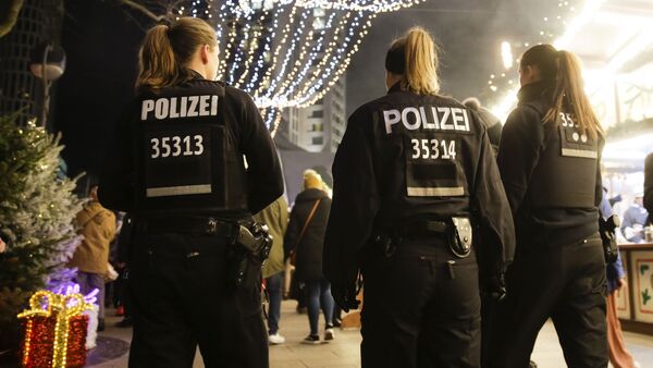 Policiers en train de patrouiller le marché de Noël de Berlin le 18 décembre 2017 (image d'archive) - Sputnik Afrique