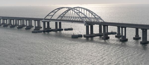 Общий вид на Крымский мост перед церемонией открытия движения по железнодорожной части - Sputnik Afrique