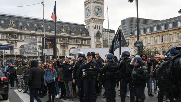 Des policiers mobilisés pour la manifestation du 23 décembre 2019, à la gare de Lyon - Sputnik Afrique