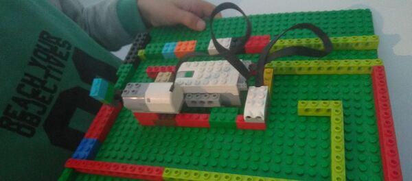 Avec Lego We do, les enfants retrouvent la magie des Lego et s'en servent pour construire, inventer et surtout programmer leurs propres robots. - Sputnik Afrique