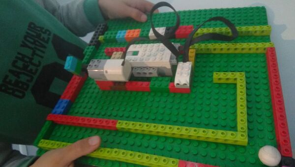 Avec Lego We do, les enfants retrouvent la magie des Lego et s'en servent pour construire, inventer et surtout programmer leurs propres robots. - Sputnik Afrique
