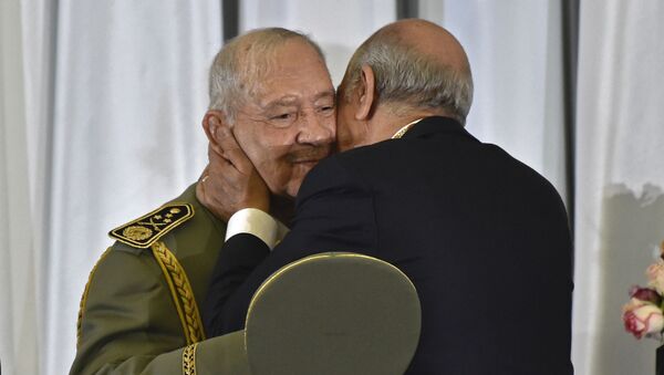 Le nouveau Président algérien Abdelmadjid Tebboune embrasse le général Ahmed Gaid Salah au cours de sa cérémonie d'investiture à Alger. - Sputnik Afrique