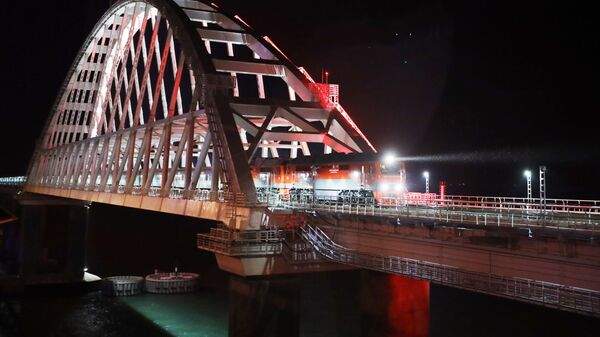Le premier train de passagers traverse le pont de Crimée  - Sputnik Afrique
