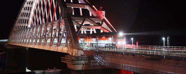 Le premier train de passagers traverse le pont de Crimée  - Sputnik Afrique