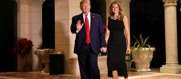 Президент США Дональд Трамп с женой Меланией на рождественской вечеринке во Флориде  - Sputnik Afrique