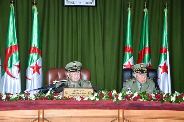 Porte-parole de la campagne de Tebboune: les obsèques de Gaïd Salah montrent que «l’Algérie et son peuple sont debout» Porte-parole de la campagne de Tebboune: les obsèques de Gaïd Salah montrent que «l’Algérie et son peuple sont debout» - Sputnik Afrique