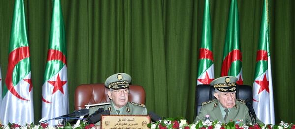 Le général de corps d’armée Ahmed Gaïd Salah et son successeur le général major Saïd Chengriha  - Sputnik Afrique