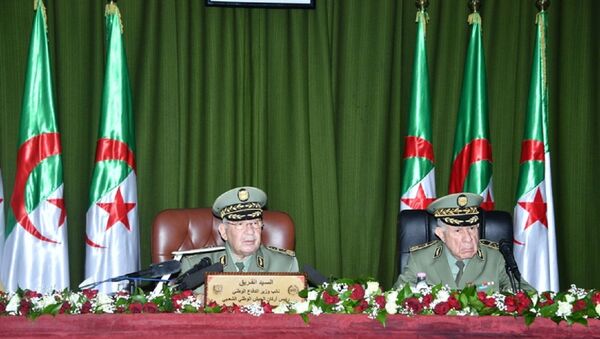 Le général de corps d’armée Ahmed Gaïd Salah et son successeur le général major Saïd Chengriha  - Sputnik Afrique