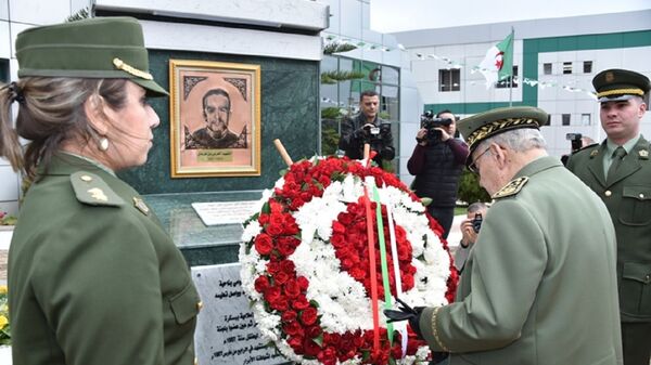 Le général de corps d'armée Ahmed Gaïd Salah rendant hommage au héros de la guerre de libération nationale Mohammed Larbi Ben M'hidi - Sputnik Afrique