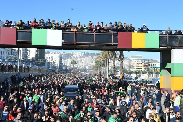 Porte-parole de la campagne de Tebboune: les obsèques de Gaïd Salah montrent que «l’Algérie et son peuple sont debout» Porte-parole de la campagne de Tebboune: les obsèques de Gaïd Salah montrent que «l’Algérie et son peuple sont debout» - Sputnik Afrique