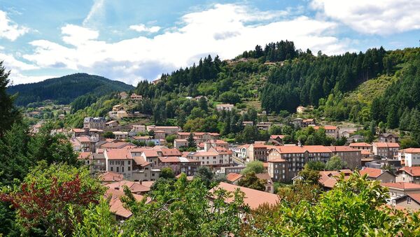 Vue de la ville du Cheylard (Ardèche, France) depuis la route de Saint-Christol (D264). - Sputnik Afrique