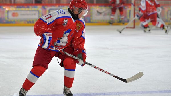 Vladimir Poutine lors du match de la Ligue nocturne de hockey sur la place Rouge
 - Sputnik Afrique