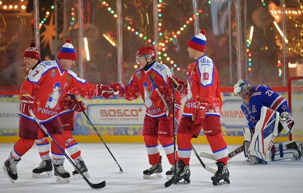Vladimir Poutine lors du match de la Ligue nocturne de hockey sur la place Rouge
 - Sputnik Afrique