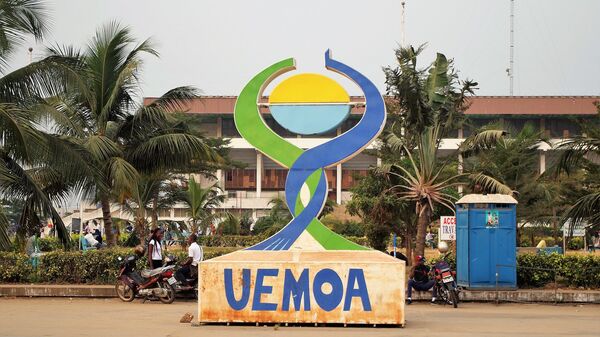 Vue de face du logo ou enseigne physique de l'UEMOA (Union économique et monétaire ouest-africaine). ce instrument est réalisé en fer pour les manifestations sportives et culturelles. il est déposé au stade Général Mathieu KéréKou à Cotonou au Bénin. - Sputnik Afrique