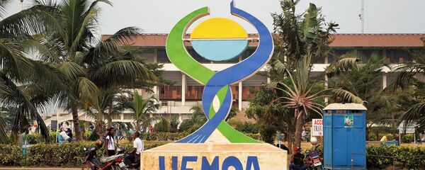 Vue de face du logo ou enseigne physique de l'UEMOA (Union économique et monétaire ouest-africaine). ce instrument est réalisé en fer pour les manifestations sportives et culturelles. il est déposé au stade Général Mathieu KéréKou à Cotonou au Bénin. - Sputnik Afrique