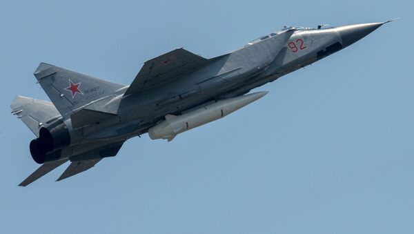 Un MiG-31 portant un missile Kinjal - Sputnik Afrique