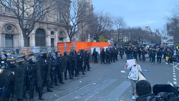 Acte 59: les opposants à la réforme des retraites, rejoints par les Gilets jaunes, continuent de manifester dans les rues de Paris - Sputnik Afrique