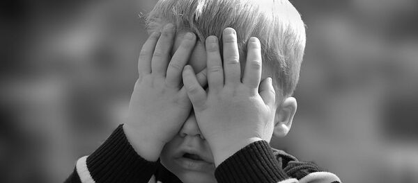 Un enfant cache les yeux  - Sputnik Afrique