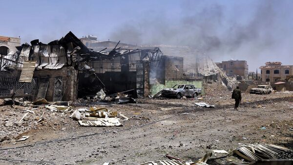 Maisons dans un quartier de la ville de Sana'a détruites lors d'une frappe aérienne menée par une coalition de pays arabes dirigée par l'Arabie saoudite contre une base de missiles dans la capitale yéménite. - Sputnik Afrique
