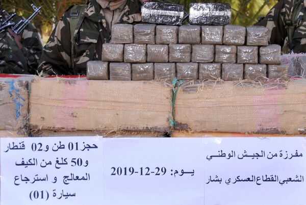 Plus d’une tonne de cannabis saisie par l’armée algérienne près de la frontière avec le Maroc - photo Plus d’une tonne de cannabis saisie par l’armée algérienne près de la frontière avec le Maroc - photo - Sputnik Afrique