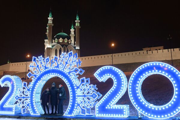 Motifs hivernaux: villes russes illuminées pour le Nouvel An
 - Sputnik Afrique