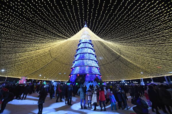 Motifs hivernaux: villes russes illuminées pour le Nouvel An
 - Sputnik Afrique