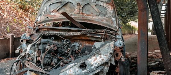 Une voiture brûlée (image d'illustration) - Sputnik Afrique