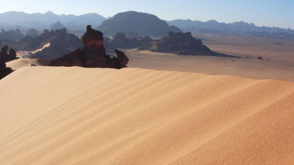 Libya is a predominantly desert country. Up to 99% of the land area is covered in desert. Pictured here is the mountainous southern part of the country. - Sputnik Africa