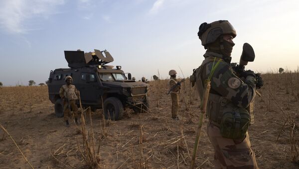 Un soldat français de l’opération Barkhane patrouille dans le nord du Burkina Faso, 9 novembre 2019 - Sputnik Afrique