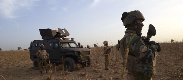 Un soldat français de l’opération Barkhane patrouille dans le nord du Burkina Faso, 9 novembre 2019 - Sputnik Afrique