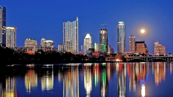 Night view of Austin skyline and Lady Bird Lake as seen from Lou Neff Point - Sputnik Afrique