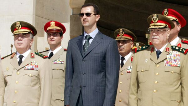 Syrian President Bashar al-Assad (C) new Defence Minister Hassan Turkmani (L) and former Defence Minister Mustafa Tlass attend a ceremony at the unknown soldier monument in Damascus, Syria October 6, 2003.  - Sputnik Afrique