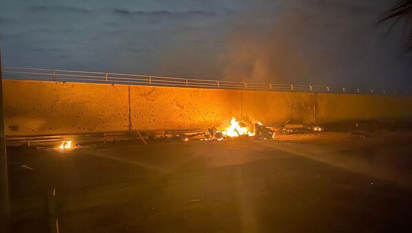 Un véhicule en flammes à l'aéroport de Bagdad après la frappe américaine du 3 janvier 2020 - Sputnik Afrique