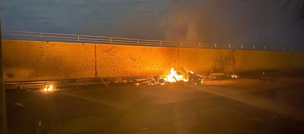 Un véhicule en flammes à l'aéroport de Bagdad après la frappe américaine du 3 janvier 2020 - Sputnik Afrique
