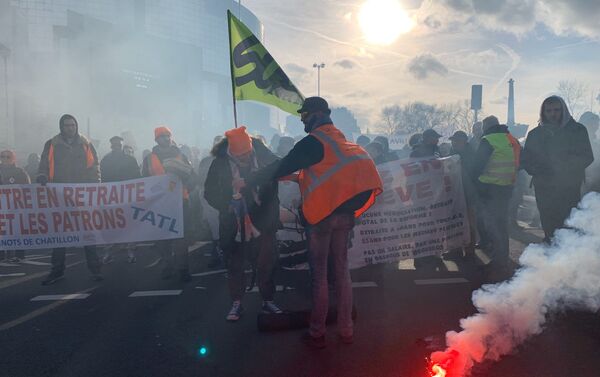Les Gilets jaunes et des syndicats dans les rues de Paris pour manifester contre la réforme des retraites - Sputnik Afrique