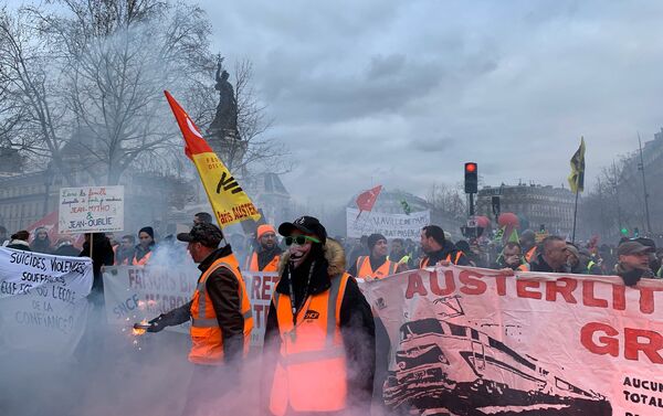 Les Gilets jaunes et des syndicats dans les rues de Paris pour manifester contre la réforme des retraites - Sputnik Afrique