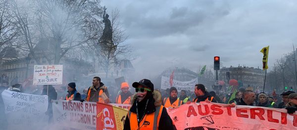 Les Gilets jaunes et des syndicats dans les rues de Paris pour manifester contre la réforme des retraites - Sputnik Afrique