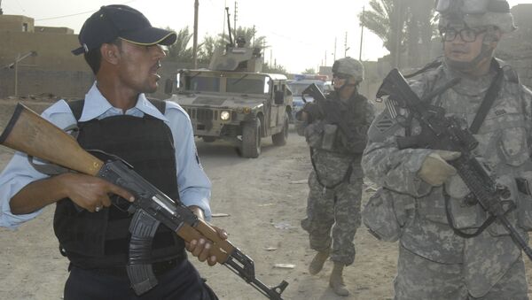 Des soldats irakiens et américains lors d'une patrouille conjointe en Irak (archive photo) - Sputnik Afrique