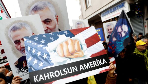 Demonstrators attend a protest against killing of Iranian Major-General Qassem Soleimani, head of the elite Quds Force, who died in an air strike at Baghdad airport, outside U.S. Consulate in Istanbul, Turkey, January 5, 2020. REUTERS/Murad Sezer - Sputnik Afrique