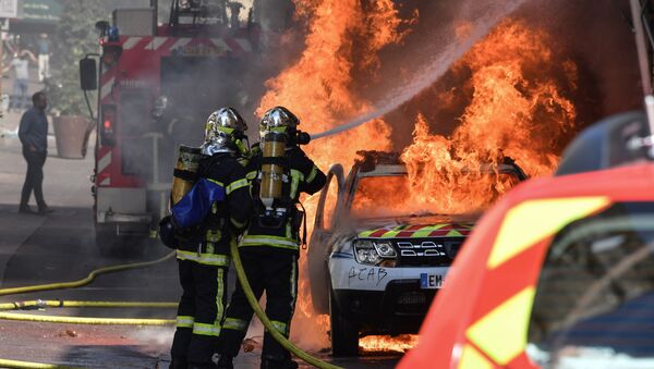 Une voiture de police incendiée à Montpellier lors d'une manifestation des Gilets jaunes le 7 septembre  - Sputnik Afrique